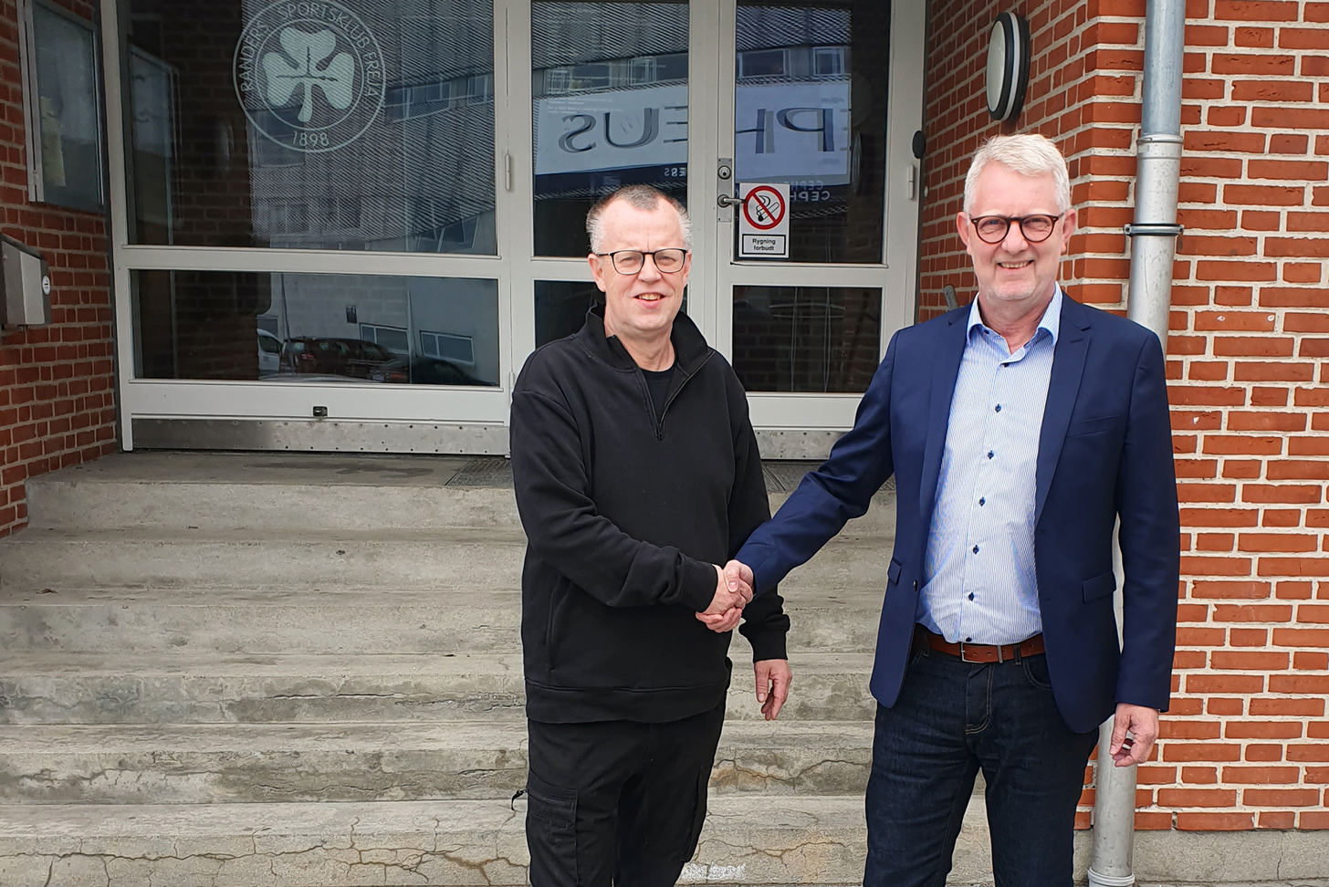 Billedtekst: Randers FC's administrerende direktør Henrik Jørgensen byder Jan Thomassen velkommen på holdet.