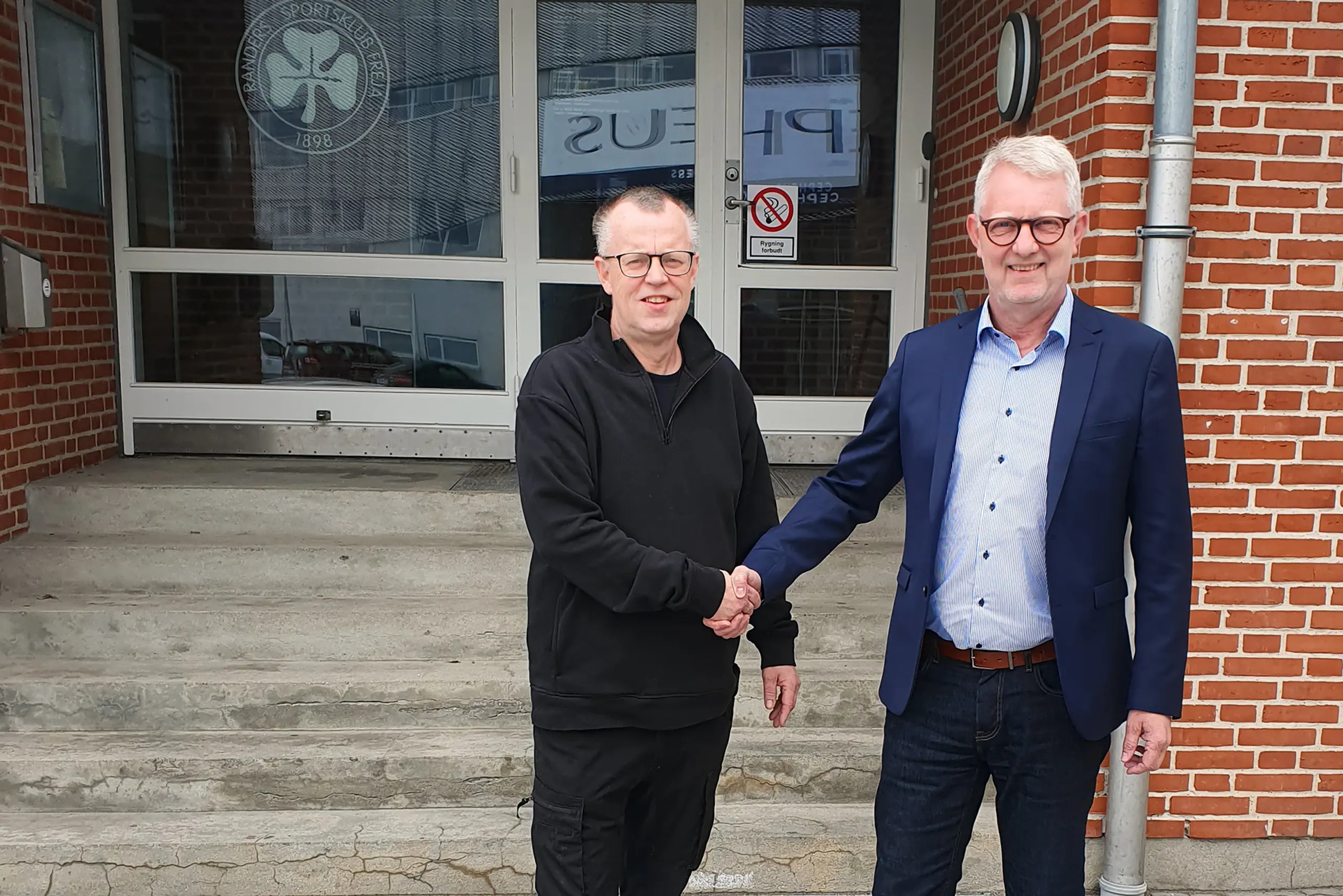 Billedtekst: Randers FC's administrerende direktør Henrik Jørgensen byder Jan Thomassen velkommen på holdet.
